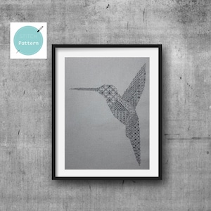 Può includere: Motivo a punto croce in bianco e nero di un colibrì in una cornice nera.