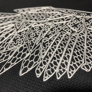 Patrón de alas de ángel en blackwork: Diseño de bordado geométrico (Descarga PDF)