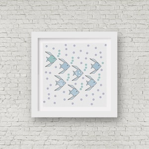 Könnte beinhalten: Ein gerahmtes Kreuzstich-Design mit einem Schwarm blauer und grüner Fische, die in einem weißen und violetten Punkte-Muster schwimmen.
