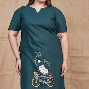 Vestido verde de algodón de talla grande con bordado de abeja en bicicleta. Vestido túnica veraniego de estilo caprichoso para mujer. Estilo informal de corte A. Vestido artístico para mujer.