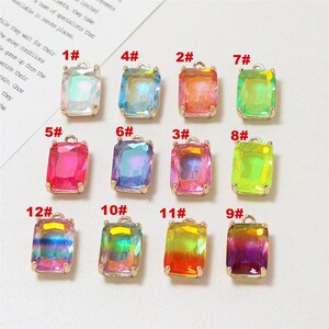 Puede incluir: Doce abalorios de cristal iridiscente en varios colores, cada uno con un lazo dorado para colgar. Los abalorios están numerados del 1 al 12.