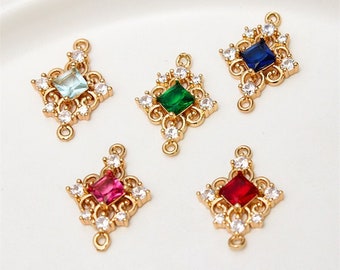 Puede incluir: Cinco dijes de metal dorado con un strass transparente cuadrado en el centro. Cada dije tiene un diseño de filigrana decorativo alrededor del strass y dos anillos de salto para sujetarlo a joyas.