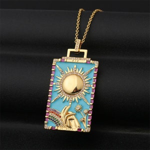Colgante de tarot de esmalte relleno de oro de 18k, encanto de tarot celestial, CZ pavimenta collar de encanto de tarot celestial joyería haciendo hallazgo sin cadena