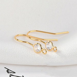 10 st. örhängeskrokar i klar zirkon, örhängesstift i CZ-belagd med ögla, örhängeskomponenter i förgylld mässing - Smyckesfynd i grossistledet