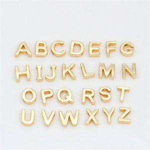 A-Z 26pcs Set Iniciales Letra Colgante Encanto, Colgante de Letra del Alfabeto de Oro, Mini Encanto Colgante de Letra de Latón, Sin Plomo de Níquel