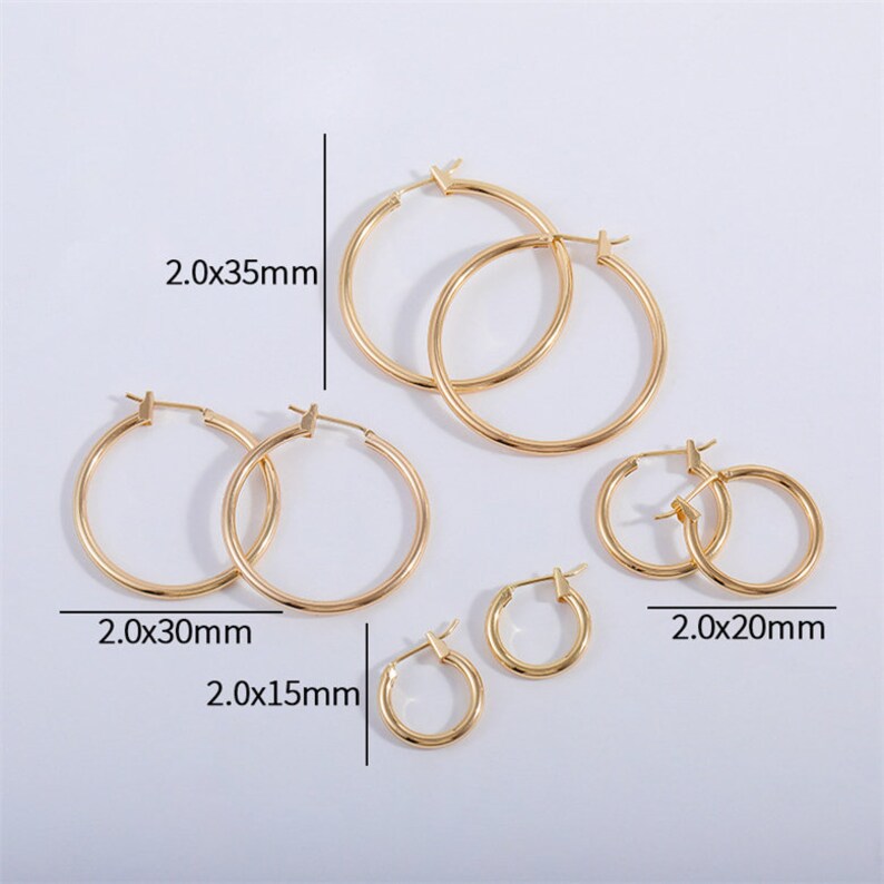 Puede incluir: Conjunto de cinco pendientes de aro dorados de diferentes tama&ntilde;os. Los pendientes miden 2,0x35 mm, 2,0x30 mm, 2,0x20 mm y 2,0x15 mm.