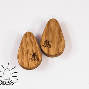 Teardrop wooden ear plugs with Fly engraving, Oak wood ear gauges  16mm 5/8&quot;  18mm 11/16&quot; 20mm 13/16&quot; 22 mm - 7/8&quot; 24mm 25mm 1inch 26mm