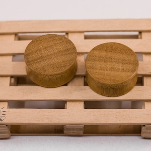 &quot;Gelbe Holz Ohr Plugs &quot;&quot;Organic&quot;&quot; aus Holz.&quot;