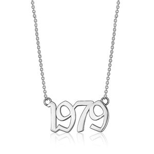Collana in argento personalizzata con l&#39;anno, regalo commemorativo personalizzato per lei, graziosa collana con catena in argento con ciondolo a forma di numero dell&#39;anno di nascita.