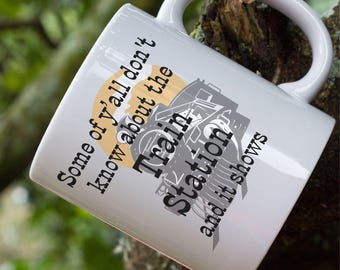 Taza de cerámica con forma de estación de tren de Yellowstone, ideal como regalo para los fans de la serie.