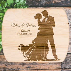 Benutzerdefiniertes Schneidebrett Benutzerdefinierte Hochzeitsgeschenk - personalisiertes Geschenk Walnuss- oder Ahorn-Charcuterie-Brett für Verlobung oder Jubiläumsgeschenk