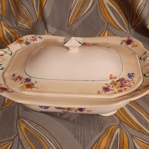 T S &T Paramount Ivory Covered Dish