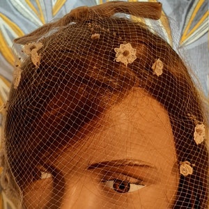 ピーチネットファシネーターハット：ヴィンテージリボン＆フラワーディテール