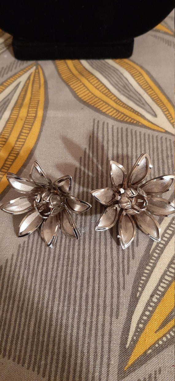 Lisner Clip On Figural Flower Earrings, Silvertone