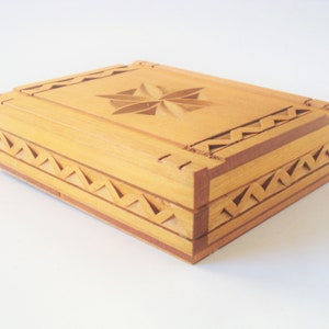 Caja de madera tallada a mano vintage-Caja de baratija de madera tallada a mano-Cubierta de cartas Caja de joyas-Caja de cigarrillos-Pantalla Caja de madera-Decoración del hogar-1970's