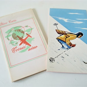 Peut inclure: Deux blocs de papier vintage avec des illustrations. Le premier bloc représente un avion rouge volant autour d'un globe vert avec le texte "Bloco Carta Correio Aereo". Le deuxième bloc représente un skieur en veste jaune et pantalon bleu descendant une pente enneigée.