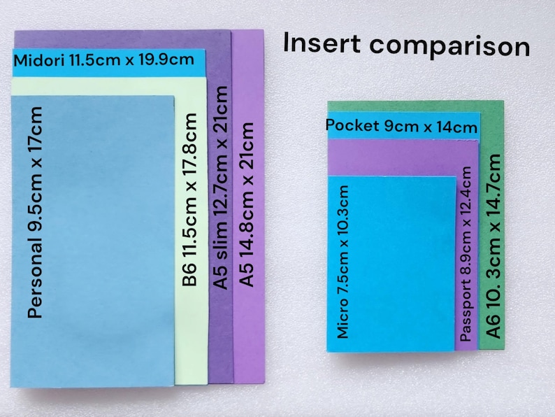 Pode incluir: Compara&ccedil;&atilde;o de diferentes tamanhos de inser&ccedil;&otilde;es de papel para cadernos. As inser&ccedil;&otilde;es est&atilde;o dispostas da maior para a menor, sendo a maior de 14,8 cm x 21 cm e a menor de 7,5 cm x 10,3 cm.