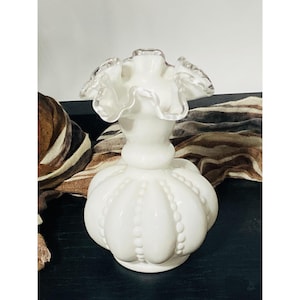 Vintage Fenton White Milchglas Melon Vase mit gekräuselten silbernen Crest Rand & Perlenmuster