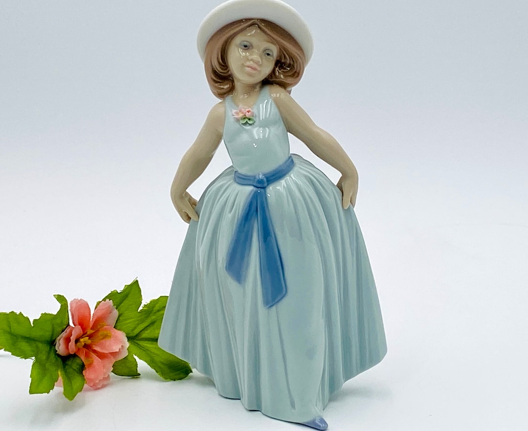 LLADRO Nacida en 2021 陶器人形　女の子 LLADRO Nacida en 2021 陶器人形 女の子 A New Treasure Girl Figurine