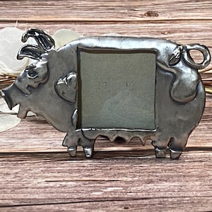 1996 Ashleigh Manor Pewter Pig Picture Frame | Ruth Reynolds Darby Folk Frames, mały, fantazyjny, rustykalny uchwyt na zdjęcia