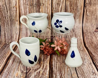 Williamsburg Pottery Grå Koboltblå Bladgräddkanna, Öppet Socker, Knoppvas och Kopp