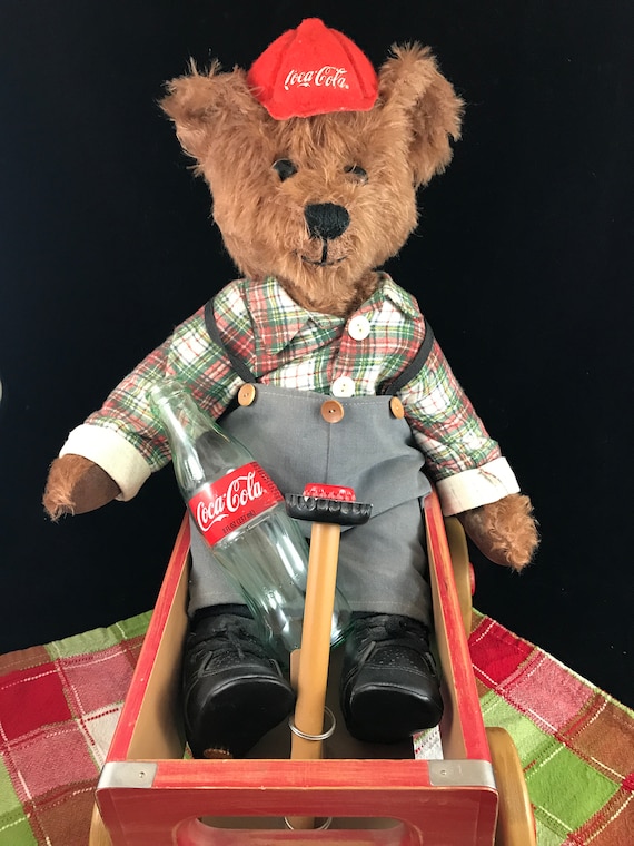 Coca-Cola ぬいぐるみ クマ 木製ボックス付き Coca-Cola ぬいぐるみ クマ 木製ボックス付き Amazon.co.jp: POP MART