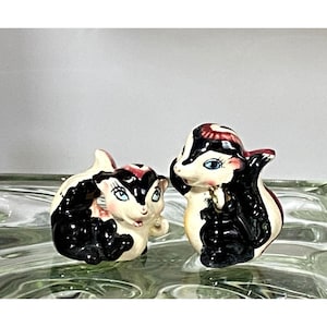Questi bambini Kreiss hanno bisogno della loro mamma! Statuine MCM in ceramica Skunk Baby con deliziosi colori vivaci