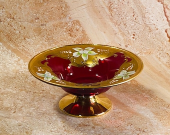 Vintage Murano-Glasschale in Rubinrot auf Fuß, Bonboniere mit Fuß aus 24-karätigem Gold von Tre Fuochi, handbemalte Boho-Glaskompott mit Emailleblumen