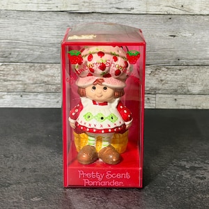 1983 Strawberry Shortcake Pretty Scent Pomander NOS New In Box, Ceramic Potpourri Figurine American Greetings, 1980s Toy Collectible