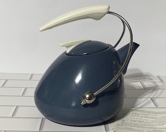 MCM Noritake Colorwave Atomic Teekessel Blau Emaille Spaceman Teekessel Vintage 50er Jahre Space Age Stromlinien Küche Dekor mit Original Papier