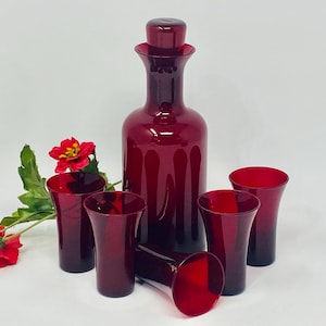 Seltenes Art Deco Rubinrotes Glas Dekanter Set Ausgestellte Becher