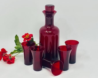 Juego de decantador Art Déco de cristal rojo rubí con vasos acampanados, una pieza rara.