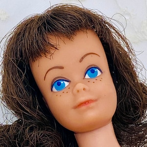 1964 Midge Barbie Puppe 860 - Brünett Flip Locken Haar, Gerade Beine, Sommersprossen, Blaue Augen, Japan