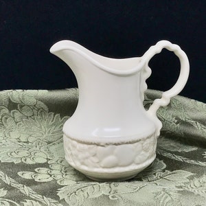 Vernon Metlox Poppytrail Antiqua White Fruit Creamer