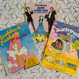 Livros de brincadeira de bonecas de papel sem cortes dos anos 1980 - Moda Flashback de 1983, Tierny Judy Garland de 1982, Princesa Estelar e Pluta de 1979 em sua Base da Estrela do Norte
