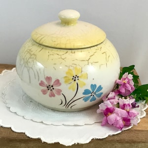 Hull &quot;Bouquet&quot; Cinderella Baking Dish with Lid - Lovely and Rare!