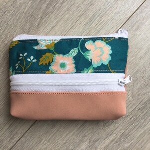 kleine Geldbörse, kleine Tasche mit zwei Fächern, mattes Kunstleder und Blumen