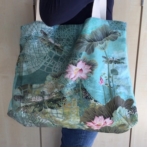 große Umhängetasche, Einkaufstasche, Shopper,  Strandtasche, Tasche mit Digitaldruck Libelle Seerose