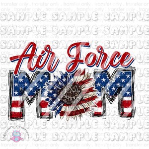 Puede incluir: Un diseño gráfico rojo, blanco y azul con las palabras "Air Force Mom" en una fuente estilizada. Las letras están delineadas en negro y tienen un aspecto desgastado. Un girasol con pétalos rojo, blanco y azul está en el centro del diseño.