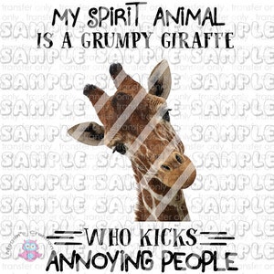 Könnte beinhalten: Grafik mit dem Kopf einer Giraffe und dem Text "MY SPIRIT ANIMAL IS A GRUMPY GIRAFFE WHO KICKS ANNOYING PEOPLE." Die Giraffe hat braune und weiße Markierungen. Der Text ist fett und schwarz.