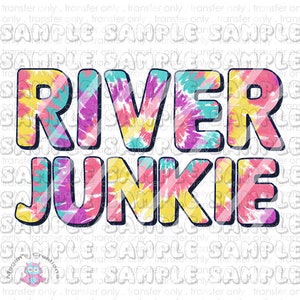 Puede incluir: Un diseño tie-dye con las palabras "RIVER JUNKIE" en un patrón colorido y arremolinado.