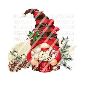Könnte beinhalten: Illustration eines Weihnachtszwergs mit rotem und schwarzem kariertem Hut und langem weißem Bart. Der Zwerg hält eine rote Tasse heiße Schokolade mit Marshmallows und Schokoladenstückchen. Zuckerstangen, Stechpalmen und Tannenzapfen schmücken das Bild.