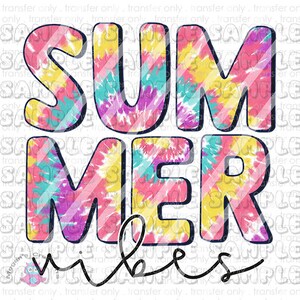 Puede incluir: Texto "Summer Vibes" en fuente tie-dye con colores rosa, amarillo, azul y verde.