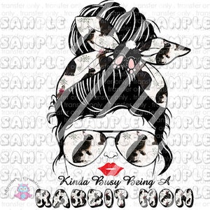 Puede incluir: Un diseño gráfico en blanco y negro de una mujer con un moño desordenado que lleva gafas de sol y una diadema con estampado de conejo. El texto "Kinda Busy Being A Rabbit Mom" está debajo de la cara de la mujer.