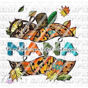 Puede incluir: Un diseño colorido de temática otoñal con una calabaza con estampado de leopardo y patrones geométricos. La palabra "NANA" está escrita en letras grandes y coloridas con la frase "thankful grateful blessed" debajo. El diseño está rodeado de hojas de otoño.
