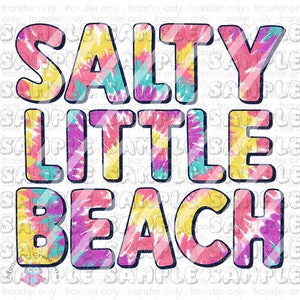 Puede incluir: Un diseño tie-dye con el texto "SALTY LITTLE BEACH" en un patrón colorido y arremolinado.