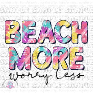 Puede incluir: Un diseño tie-dye con el texto "Beach More Worry Less" en una fuente negra y negrita.