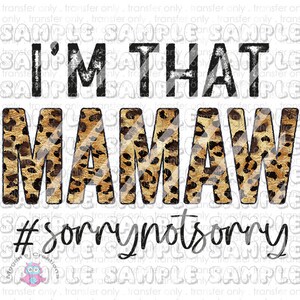 Puede incluir: Un diseño gráfico con el texto "I'm that Mamaw #sorrynotsorry" en texto negro. La palabra "Mamaw" está en un patrón de estampado de leopardo.