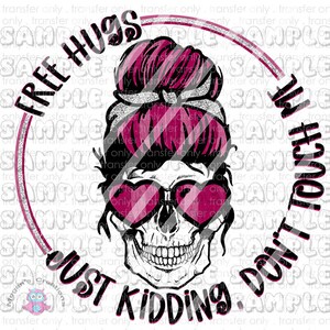 Könnte beinhalten: Ein schwarz-weißer Schädel mit rosafarbenen herzförmigen Sonnenbrillen und einem rosafarbenen, unordentlichen Dutt. Der Schädel ist von einem Kreis mit dem Text "Free Hugs. Just Kidding. Don't Touch Me." in Schwarzweiß umgeben.