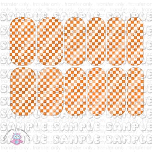 Puede incluir: Conjunto de 10 envolturas para uñas a cuadros naranja y blanco. Las envolturas son de forma ovalada y tienen un patrón a cuadros.